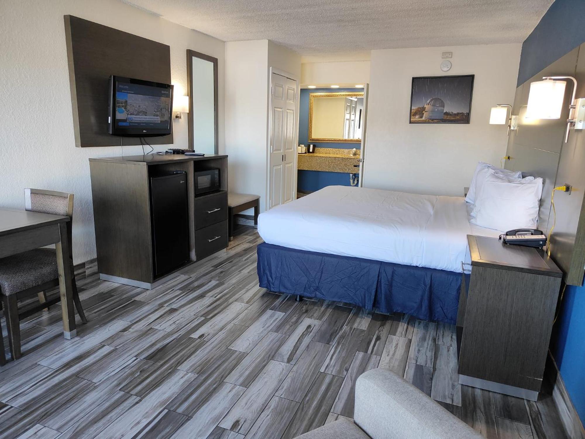 Baymont By Wyndham Orlando East Hotel Alafaya Exterior photo