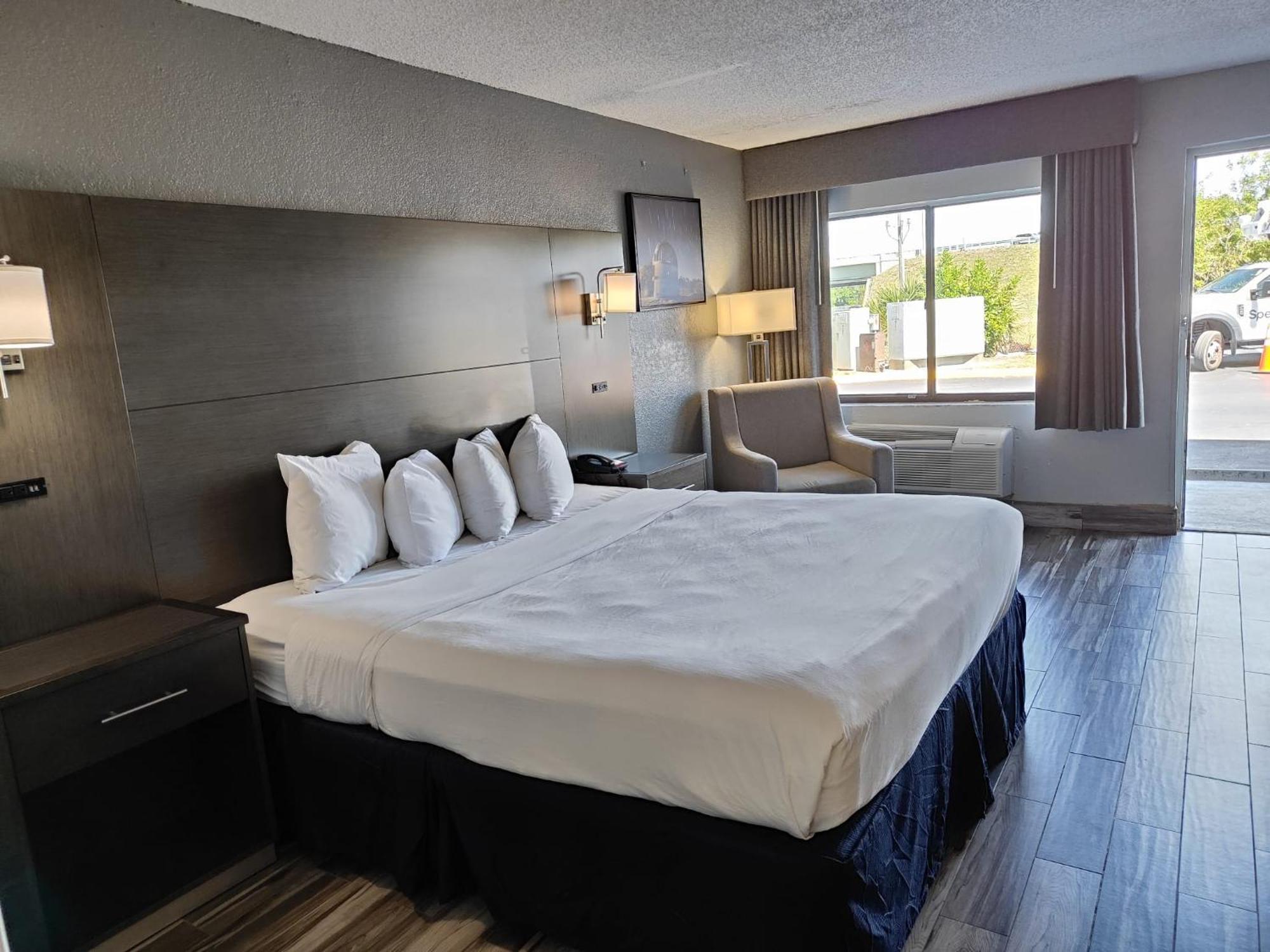 Baymont By Wyndham Orlando East Hotel Alafaya Exterior photo