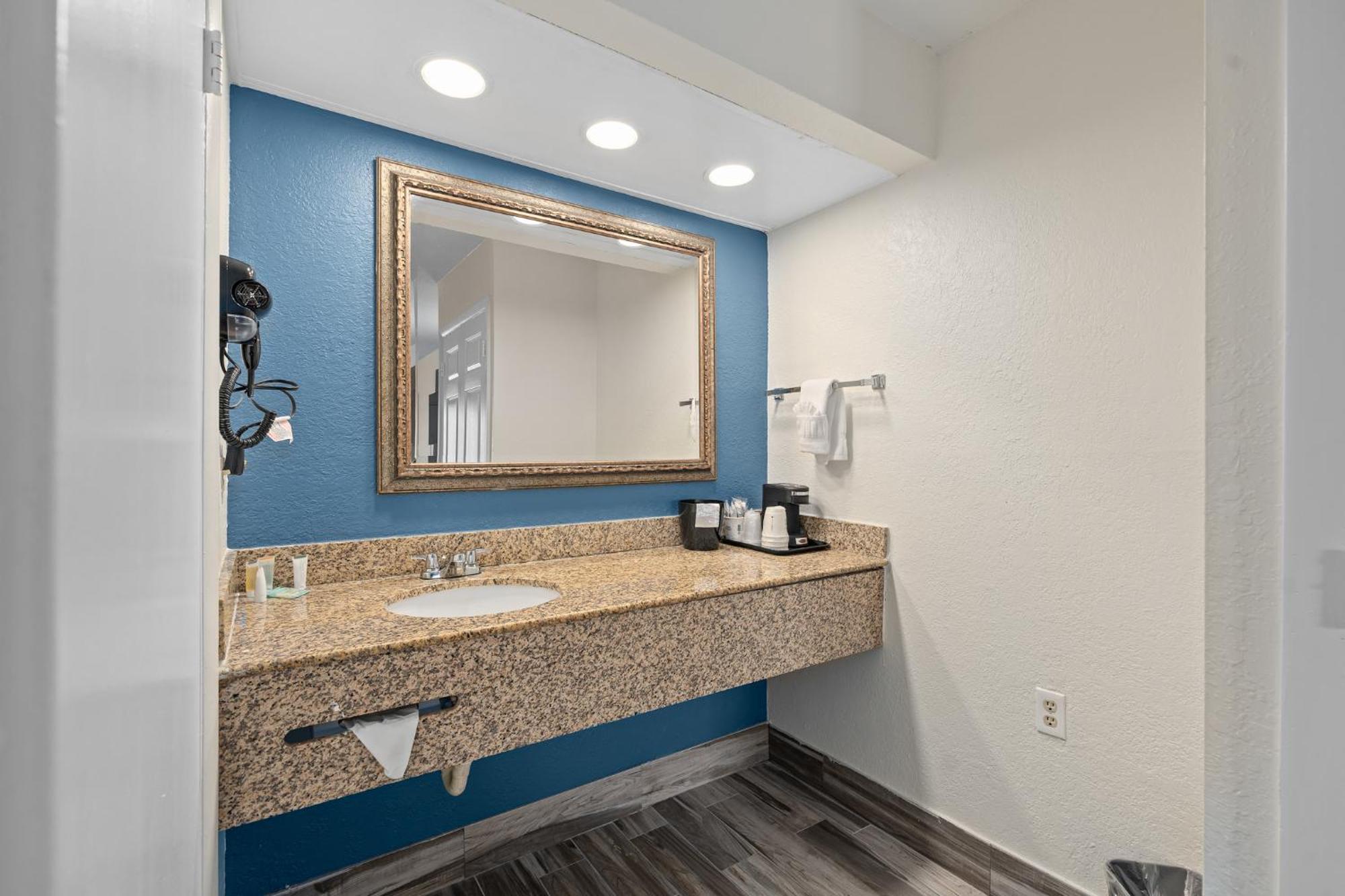 Baymont By Wyndham Orlando East Hotel Alafaya Exterior photo