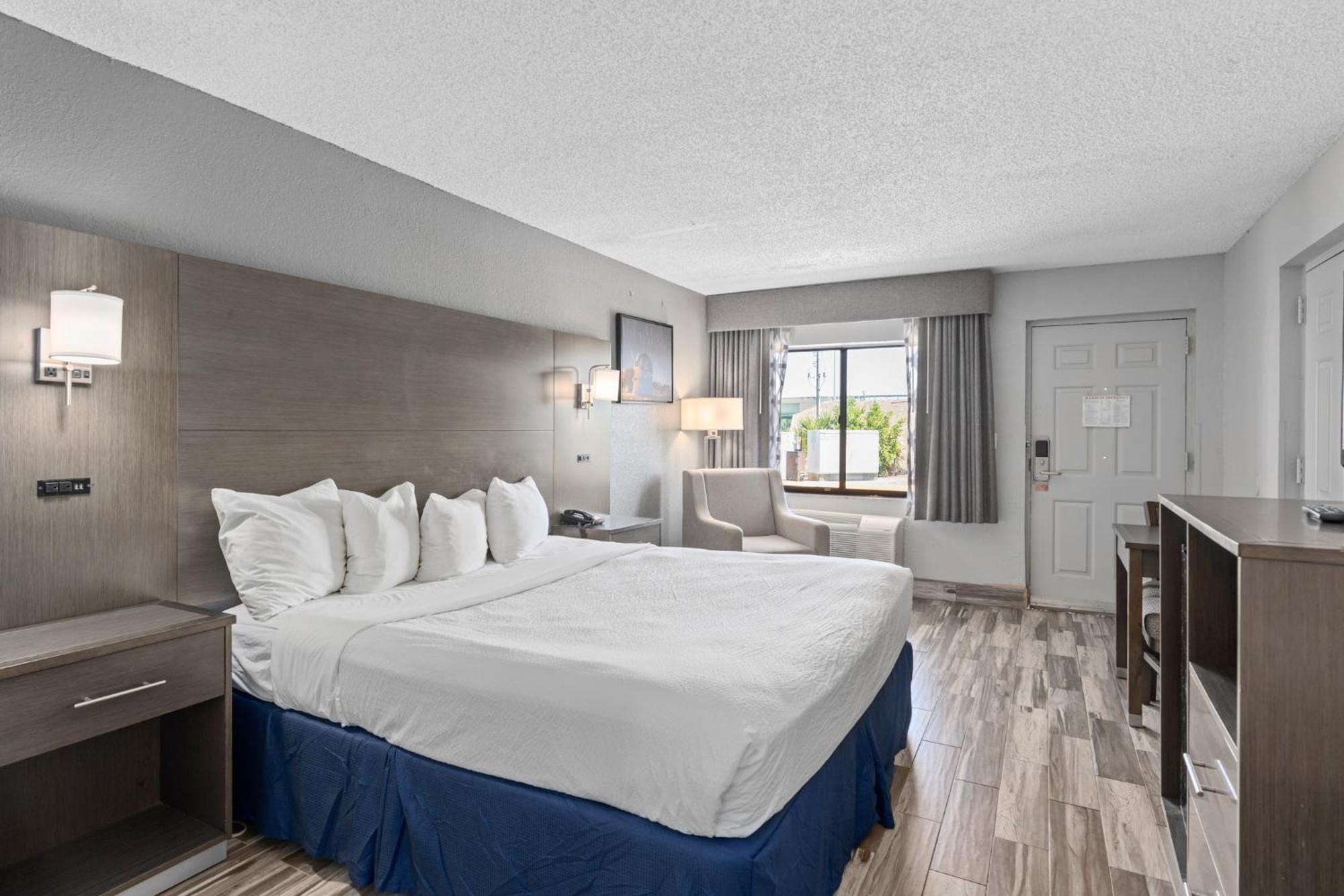Baymont By Wyndham Orlando East Hotel Alafaya Exterior photo