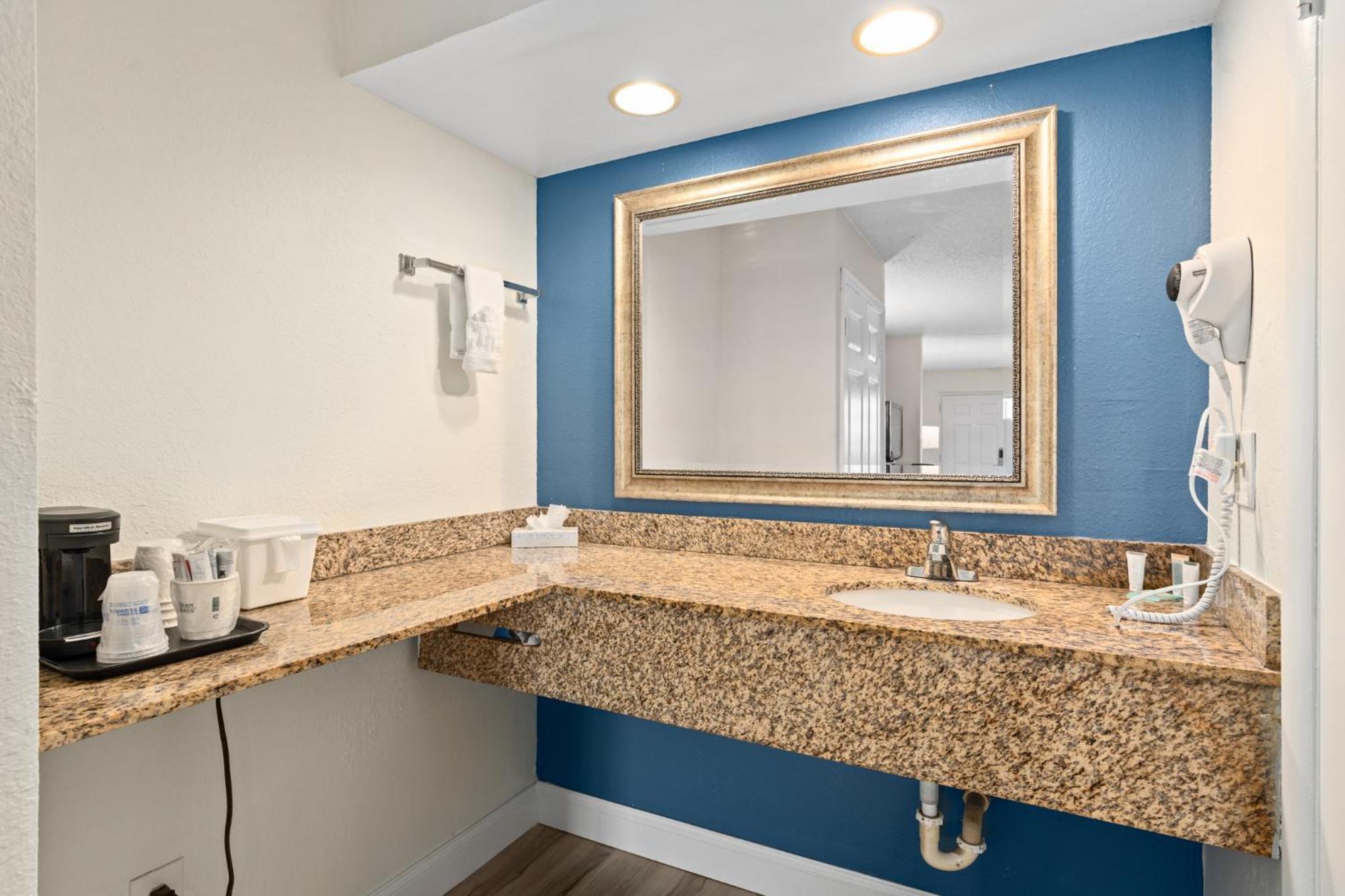 Baymont By Wyndham Orlando East Hotel Alafaya Exterior photo