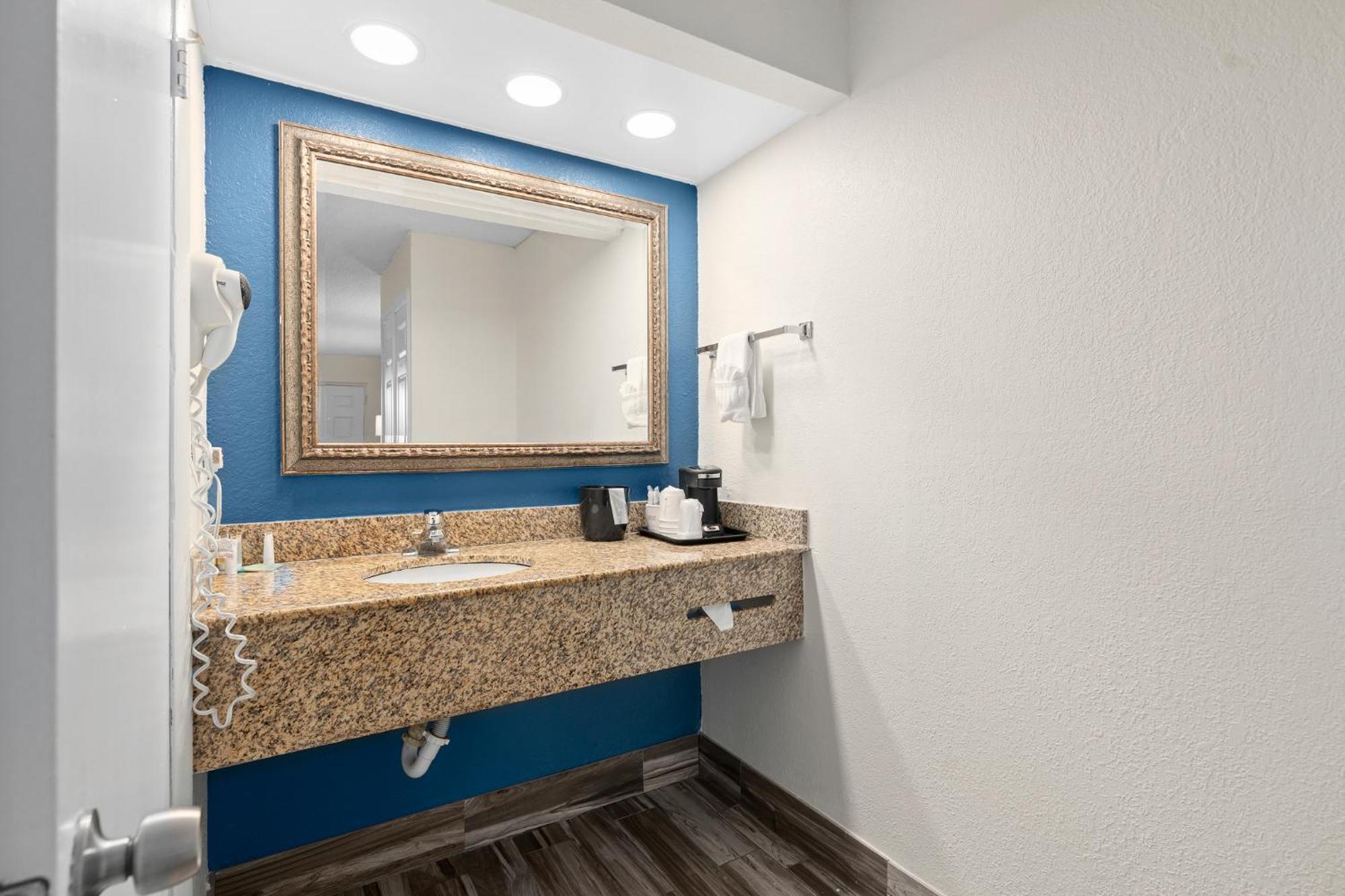 Baymont By Wyndham Orlando East Hotel Alafaya Exterior photo