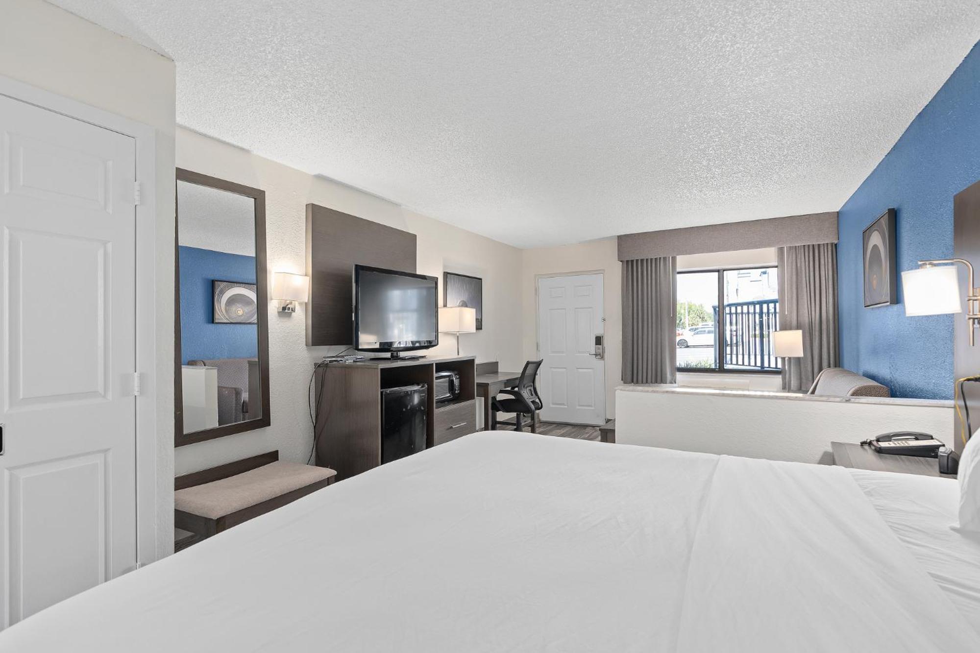 Baymont By Wyndham Orlando East Hotel Alafaya Exterior photo