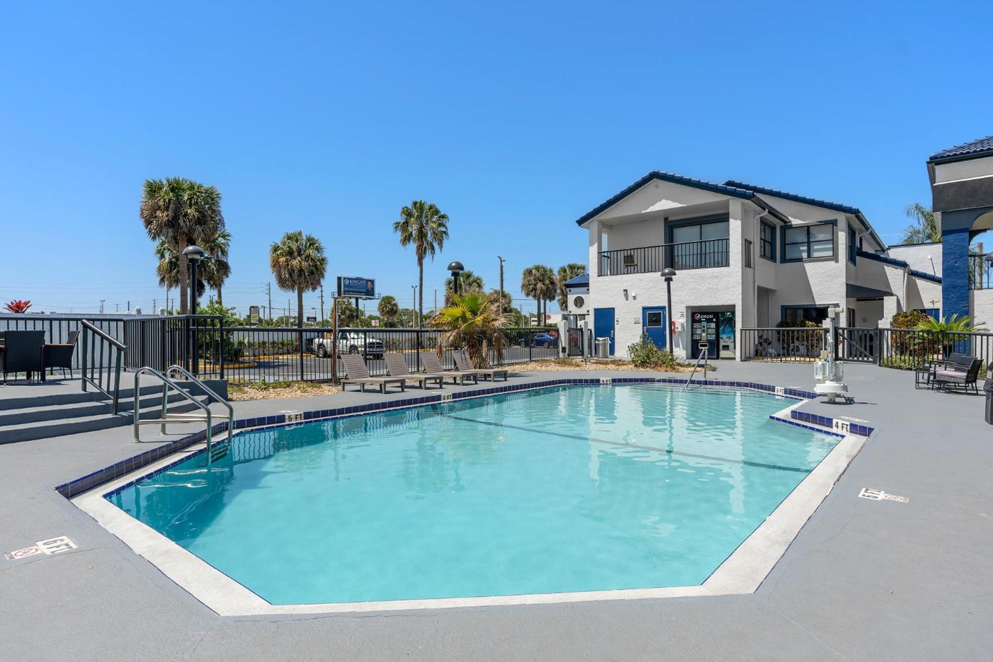 Baymont By Wyndham Orlando East Hotel Alafaya Exterior photo