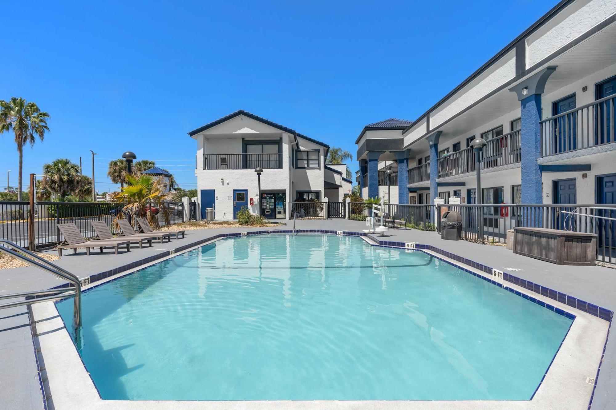 Baymont By Wyndham Orlando East Hotel Alafaya Exterior photo