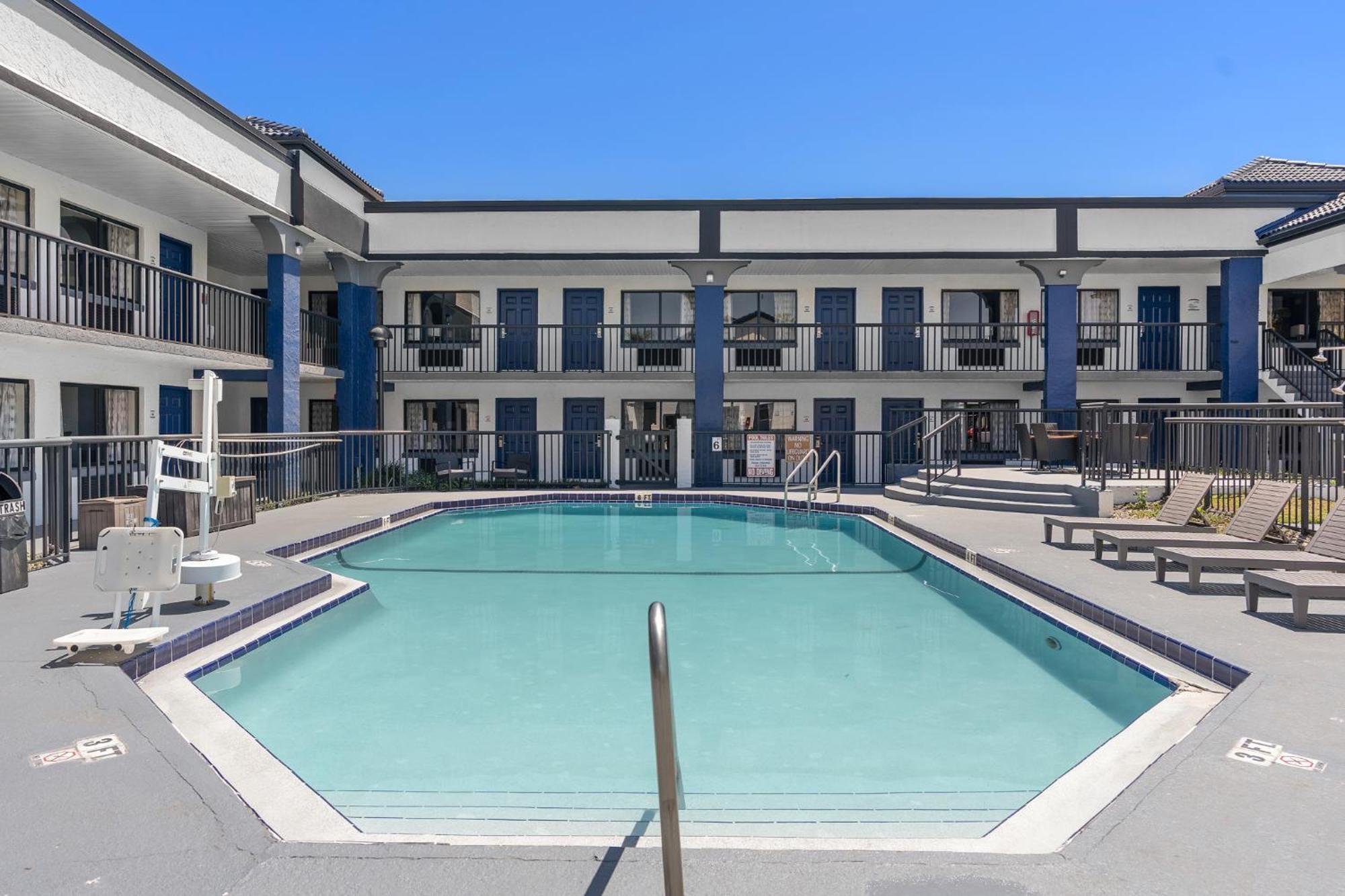 Baymont By Wyndham Orlando East Hotel Alafaya Exterior photo