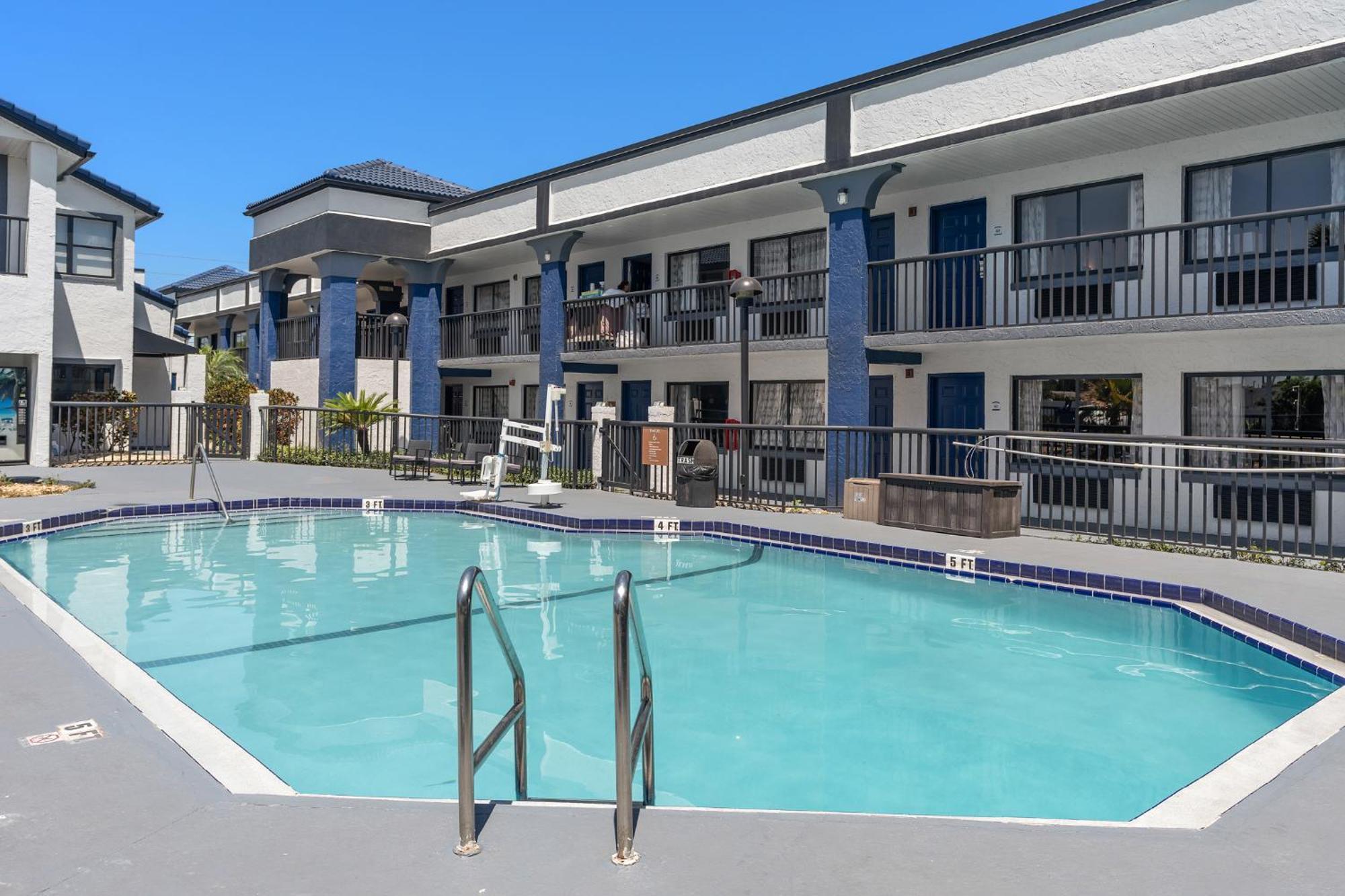 Baymont By Wyndham Orlando East Hotel Alafaya Exterior photo